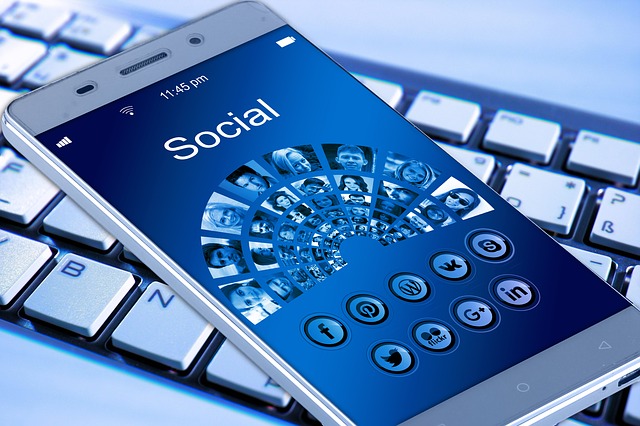 mobile-phone w social media logos